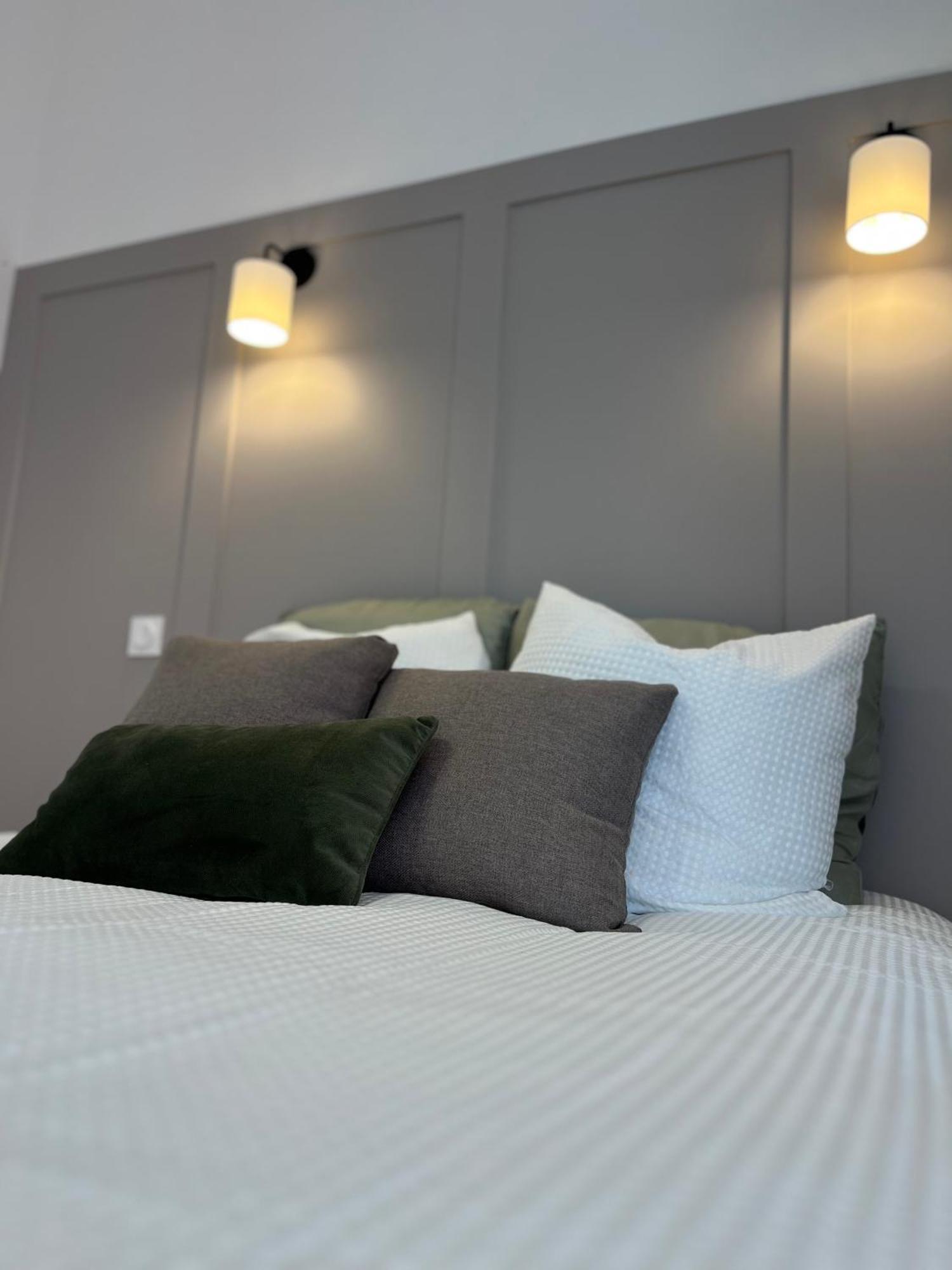 Duplex Raffine, Elegant & Climatise - La Mezz Lägenhet Nîmes Exteriör bild